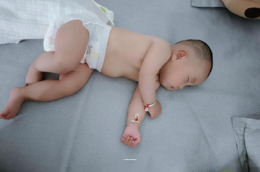 平凉三个月宝宝抬头不稳 平凉三个月宝宝抬头不稳